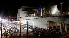 BILBAO, 22/10/2022.- Aspecto de los aledaños del museo Guggenheim donde se encuentra la llegada del campeonato de Triatlón que se celebra hoy sábado en Bilbao. EFE / Luis Tejido.
