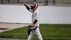 Fernando Alonso saludando al p&uacute;blico despu&eacute;s de retirarse en la Indy 500.
