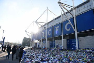 Cientos de seguidores del Leicester City se han congregado en los alrededores del King power Stadium para dar el último adiós al presidente del club, Vichai Srivaddhanaprabha.