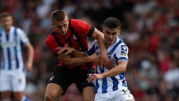 BOURNEMOUTH, ENGLAND - JULY 30: Owen Bevan of Bournemouth battles with Ander Barrenetxea of Sociedad during the Pre-Season Friendly match between AFC Bournemouth and Real Sociedad at Vitality Stadium on July 30, 2022 in Bournemouth, England. (Photo by Christopher Lee/Getty Images)