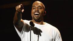 El rapero estadounidense Kanye West sonriendo durante un concierto.