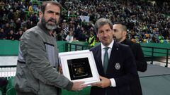 Cantona presented his 150.000 socio award