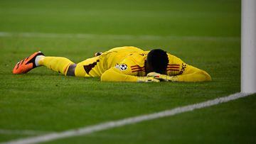 André Onana, jugador del Manchester United, se lamenta en el suelo tras cometer un error ante el Bayern de Múnich en Champions League.