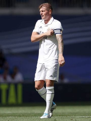 Kroos se ajusta el brazalete de capitán en el partido ante el Mallorca