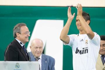 Florentino Pérez alongside Cristiano Ronaldo at the striker's presentation in Madrid in 2009.
