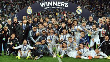 Real Madrid celebra la Supercopa en 2014 con James a bordo.
