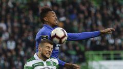 TP. Lisbon (Portugal), 12/01/2019.- Sporting&#039;s player, Ristovski (L), fighting for the ball together with FC Porto opponent, Militao, during their Portuguese First League soccer match played at the Alvalade stadium in Lisbon, Portugal, 12th january 2019. (Lisboa) EFE/EPA/TIAGO PETINGA