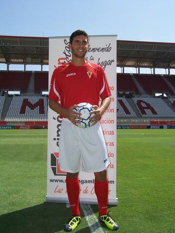 El 31 de agosto de 2011 se marchó cedido al Real Murcia por una temporada, allí consiguió el primer gol de su carrera como profesional en la sexta jornada de la Segunda División.