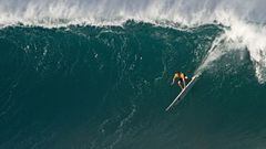Un surfista surfeando una ola en Waimea Bay (Haw&aacute;i, Estados Unidos). 