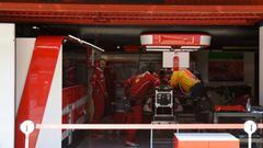 Mec&aacute;nicos de Ferrari trabajan en el monoplaza de Sebastian Vettel durante el Gran Premio de Espa&ntilde;a 2017