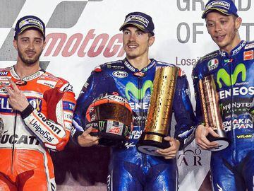 Doha (Qatar), 26/03/2017.- Spanish MotoGP rider Maverick Vinales (C) of the Movistar Yamaha MotoGP team stands on the podium after winning the MotoGP race of the Motorcycling Grand Prix of Qatar at Al Losail International Circuit in Doha, Qatar, 26 March 2017. Vinales won ahead of second placed Italian rider Andrea Dovizioso (L) of the Ducati Team and third placed Italian rider Valentino Rossi (R) of the Movistar Yamaha MotoGP team. (Ciclismo, Motociclismo) EFE/EPA/NOUSHAD THEKKAYIL
