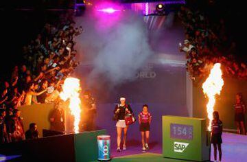 María Shaparova perdió ante Petra Kvitova y sufrió su segunda derrota en Singapur.