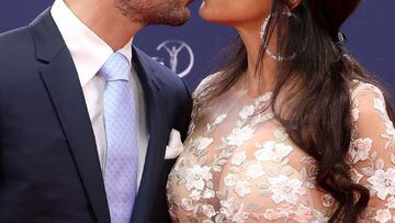 Cesc Fàbregas besa a su mujer Daniella Semaan en la alfombra roja de los premios Laureus de 2019.
 