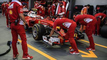 Miembros de Ferrari trabajando en el coche de Raikkonen.