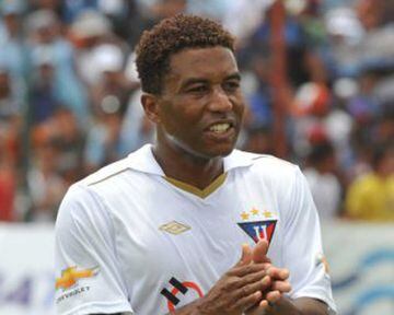 Seleccionado y mundialista en dos oportunidades con Ecuador, De La Cruz fue dirigido por Manuel Pellegrini en el bicampeonato logrado por Liga de Quito en 1999.