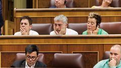 En la primera fila, el secretario primero de la Mesa del Congreso y diputado de Sumar, Gerardo Pisarello y en la segunda fila, la diputada de EH Bildu Mertxe Aizpurua (1i) y el diputado de EH Bildu Oskar Matute (c), durante una sesión plenaria en la que se aprueba el uso de las lenguas cooficiales en el Congreso de los Diputados, a 19 de septiembre de 2023, en Madrid (España). La aprobación 'exprés' del uso del catalán, el euskera y el gallego permitirá que los diputados puedan expresarse en todas esas lenguas en el Congreso a partir de hoy. La propuesta de la nueva presidenta de la Mesa del Congreso de los Diputados, Francina Armengol, salió adelante con la oposición del PP y comenzará con intérpretes provisionales.
19 SEPTIEMBRE 2023;LENGUAS COOFICIALES;CONGRESO;LENGUAS
Eduardo Parra / Europa Press
19/09/2023