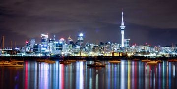 Auckland se encuentra entre las ciudades con mayor calidad de vida en todo el mundo, ya que se encuentra en el tercer lugar, sólo por debajo de Viena en Austria, y de Zurich en Suiza. Es por ello que este lugar en Nueva Zelanda es muy bueno para vivir.