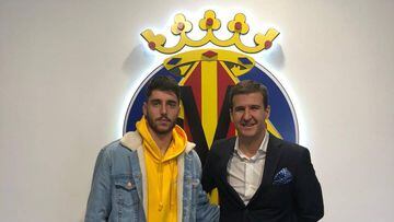 Fernando Ni&ntilde;o en su renovaci&oacute;n con el Villarreal.