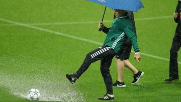 MANCHESTER, ENGLAND - SEPTEMBER 13:  Referee Bjorn Kuipers assesses the waterlogged pitch prior to the UEFA Champions League Group A match between Manchester City FC and VfL Borussia Moenchengladbach at Etihad Stadium on September 13, 2016 in Manchester, 
