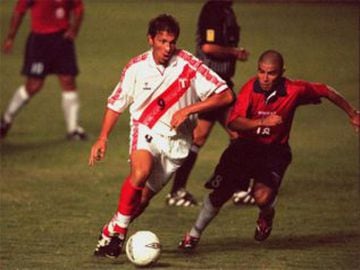 Flavio Maestri es el artillero histórico de Perú ante Chile, con seis goles. Cuatro de esos tantos fueron de cabeza. En el debut del ex delantero de Universidad de Chile con la selección peruana, le anotó a La Roja. Fue en la Copa América 1991, con apenas 18 años.
