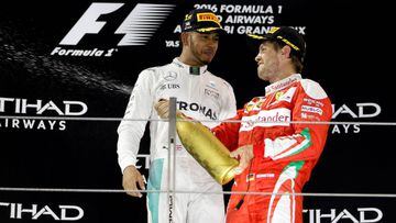 Lewis Hamilton y Sebastian Vettel en el podio de Abu Dhabi.