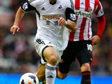 Sunderland-Swansea City. Jordi Amat con el balón. 