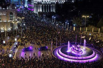 Miles de mujeres  en la plaza de Cibeles durante una manifestación convocada por la Comisión 8M. Es la convocante principal de este día, cuyo recorrido une el trayecto entre Atocha y plaza de España.