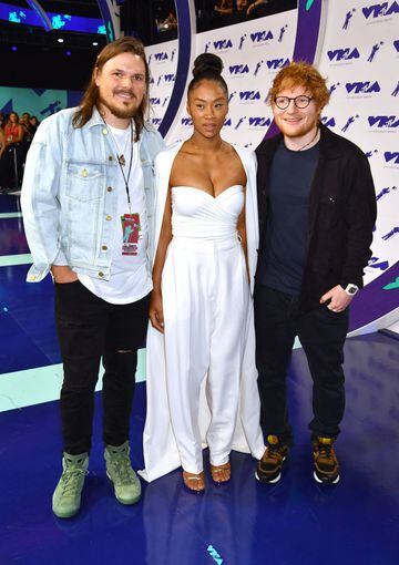 Jennie Pegouskie y Ed Sheeran en los MTV Video Music Awards 2017. The Forum Inglewood, California