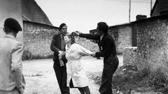 Dos patriotas franceses cortan el cabello a una mujer que fue sorprendida colaborando con los alemanes. La fotografía fue tomada el 10 de agosto de 1944.