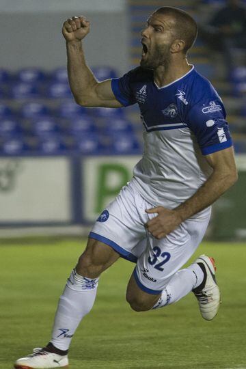 El 'tito' Villa llegó a México en 2006 con el Atlas, destacando por su poder ofensivo anotando buena cantidad de goles. Después de una carrera de 10 años en primera, pasó al Celaya F.C. donde se retiró del fútbol profesional.