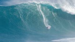 El surfista hawaiano Kai Lenny surfeando una ola gigante en Jaws (Pe&#039;ahi, Maui, Haw&aacute;i) el 23 de enero del 2023. 