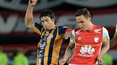 BOGOTA, COLOMBIA - NOVEMBER 25: Luis Manuel Seijas (R) of Santa Fe battles for the ball with Luis Mi&Atilde;&plusmn;o (L) of Luqueno during a second leg match between Independiente Santa Fe and Sportivo Luqueno as part of Semi Finals of Copa Sudamericana 2015 at Nemesio Camacho El Campin Stadium on November 25, 2015 in Bogota, Colombia. (Photo by Gabriel Aponte/LatinContent via Getty Images)