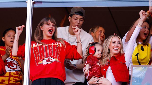 Is Taylor Swift at the Chiefs vs. Dolphins game today? Updates on if star  is watching Travis Kelce in Germany