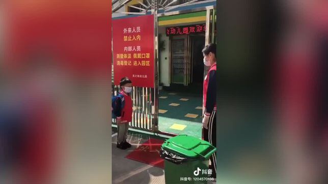 La descontaminación de un niño chino al llegar a su colegio que colapsó TikTok