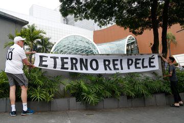 Aficionados brasileños colocan un cartel honrando a Pelé delante del Hospital Israelita Albert Einstein  Albert Einstein, donde pasó sus últimos días Pelé.