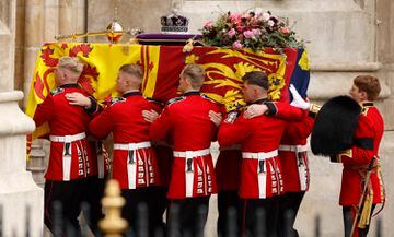 Los portadores del féretro llevan el ataúd de la reina Isabel de Gran Bretaña a la Abadía de Westminster.
