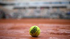 Imagen de una pelota sobre la arcilla de la Pista Philippe Chatrier de Roland Garros.
