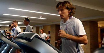 Modric, James y Ramos en el gimnasio.