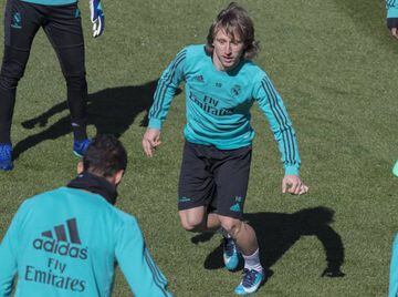 Real Madrid's Luka Modric prepares.