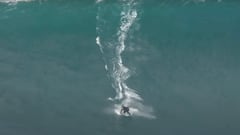 Surfista surfeando una ola gigante el 8 de diciembre del 2023 en Praia do Norte, Nazaré, Portugal.