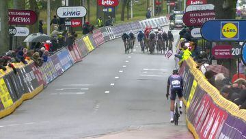 Este ciclista se puso en riesgo de frente a un sprint en Bélgica
