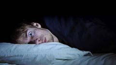 Un joven se despierta sobresaltado tras sufrir una pesadilla