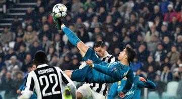 TOPSHOT - Real Madrid's Portuguese forward Cristiano Ronaldo (C) scores during the UEFA Champions League quarter-final first leg football match between Juventus and Real Madrid at the Allianz Stadium in Turin on April 3, 2018. / AFP PHOTO / Alberto PIZZOL