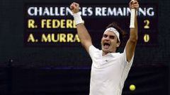 Roger Federer celebra el &uacute;ltimo punto que le dio el triunfo en Wimbledon.