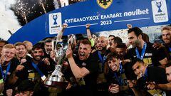 Jugadores del AEK Atenas celebrando la obtención de la Copa de Grecia. No ganaban este título desde el año 2016.