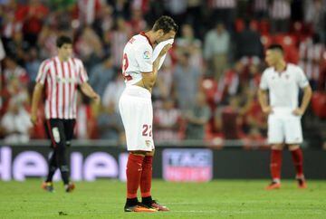 Franco Vázquez (centre) reacts as Sevilla go down 3-1 at San Mamés on Saturday.