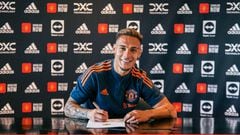 MANCHESTER, ENGLAND - SEPTEMBER 01:  New Manchester United signing Antony signs for the club at Carrington Training Ground on September 01, 2022 in Manchester, England. (Photo by Manchester United/Manchester United via Getty Images)