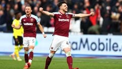 LONDON, ENGLAND - DECEMBER 04: Declan Rice of West Ham United celebrates after their sides victory in the Premier League match between West Ham United and Chelsea at London Stadium on December 04, 2021 in London, England. (Photo by Julian Finney/Getty Ima