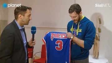 Goran Dragic, en el momento de recibir la camiseta de Drazen Petrovic con el &#039;3&#039; de los Nets. El mismo n&uacute;mero que el esloveno ha llevado en este Eurobasket.