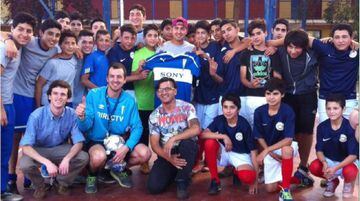 Una visita de Jeisson Vargas a la escuela en La Pincoya.